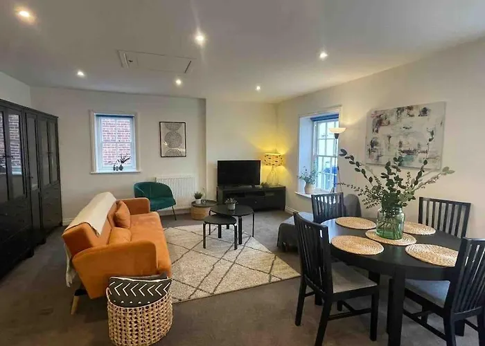 Large Town Centre Apartment With Parking